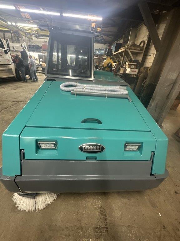 Tennant R999 Reconditioned Tennant 800 rider sweeper