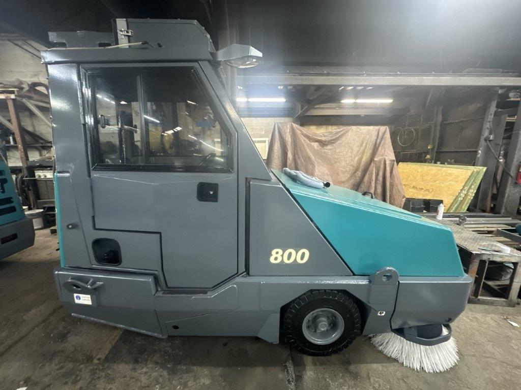 Tennant R999 Reconditioned Tennant 800 rider sweeper