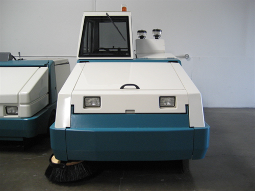 Reconditioned Tennant 810 rider sweeper